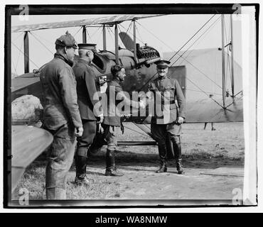 Il cap. Strus[] e il generale Pershing Foto Stock