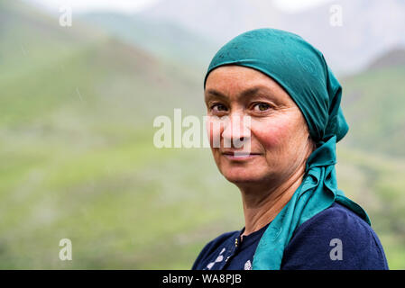 NALCHIK, Russia - 26 giugno 2019: Ritratto di non identificato paese Balkar donna con headwear all'esterno. Balkars sono persone turche della regione del Caucaso meridionale, su Foto Stock