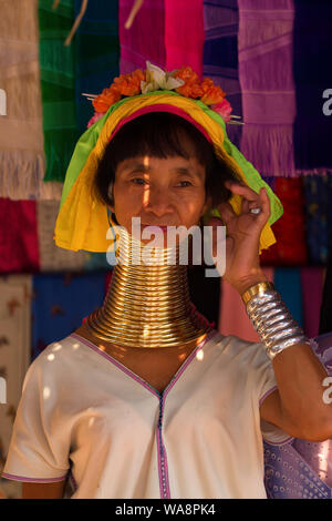 BANGKOK, Tailandia - 19 Marzo 2013: Ritratto di donna non identificato con un lungo collo. Karen o Kayan sono un popolo ethnolinguistic gruppo di sino-tibetani l Foto Stock