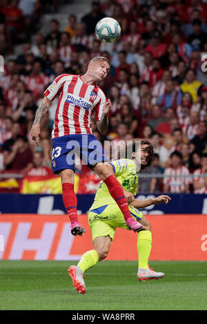 Atlético de Madrid è Kieran Trippier e Getafe CF di Raul Garcia sono visto in azione durante la Liga partita di calcio tra Atlético de Madrid e Getafe CF a Wanda Metropolitano Stadium in Madrid.(punteggio finale; Atletico de Madrid 1:0 Getafe CF) Foto Stock