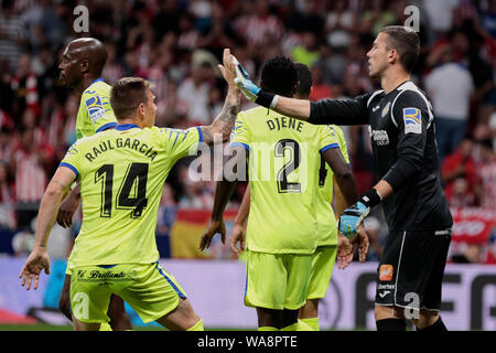 Getafe CF di Raul Garcia (L) e David Soria (R) sono visto in azione durante la Liga partita di calcio tra Atlético de Madrid e Getafe CF a Wanda Metropolitano Stadium in Madrid.(punteggio finale; Atletico de Madrid 1:0 Getafe CF) Foto Stock