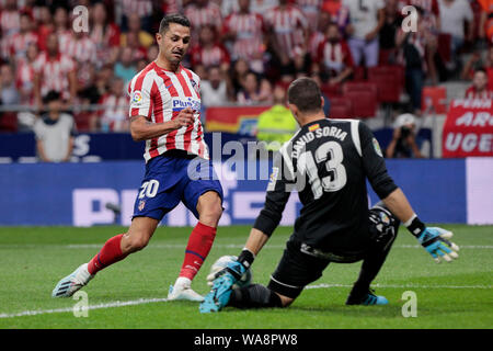 Atlético de Madrid è Victor Machin 'Vitolo' e Getafe CF del David di Soria sono visto in azione durante la Liga partita di calcio tra Atlético de Madrid e Getafe CF a Wanda Metropolitano Stadium in Madrid.(punteggio finale; Atletico de Madrid 1:0 Getafe CF) Foto Stock