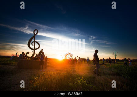 (190819) -- Pechino, 19 Agosto, 2019 (Xinhua) -- la gente visita sculture di paglia al XIV Paglia Land Art Festival a Bilje, Croazia, Agosto 17, 2019. (Davor Javorovic/Pixsell/Handout via Xinhua) Foto Stock