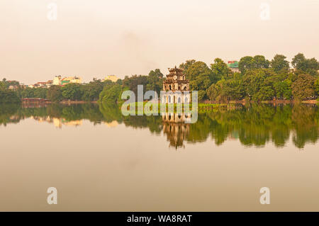 La riflessione della tartaruga Pagoda Tower nel centro del lago Hoan Kiem o al lago della spada restaurato nel centro di Hanoi, Vietnam del Nord. Foto Stock