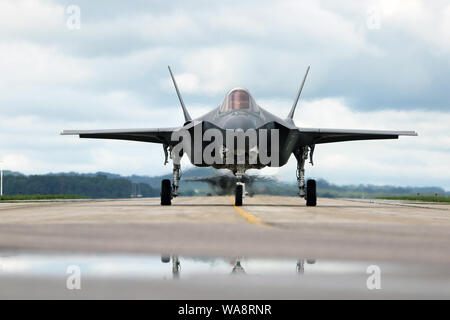 Una trentatreesima Fighter Wing F-35un fulmine II taxi giù per la pista, durante il Northern Lightning esercitare in campo Volk, Wisconsin, Agosto 13, 2019. Il nord del fulmine esercizio riunisce il giunto forza totale della prossima generazione di superiorità aerea attraverso counterland formazione. (U.S. Air Force foto di Senior Airman Jake Oliversen /rilasciato) Foto Stock