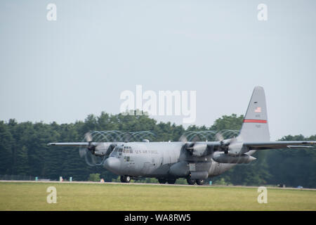 Una C-130H Hercules si prepara per il decollo il Agosto 17, 2019, durante un esercizio di preparazione alla 179th Airlift Wing, Mansfield, Ohio. Ogni scenario durante i tre giorni di esercizio è progettato per sfidare gli avieri per completare Core Mission Attività fondamentali in una contestazione, degradata ed operativamente ambiente limitato. (U.S. Air National Guard photo by Staff Sgt. Megan Pastore) Foto Stock