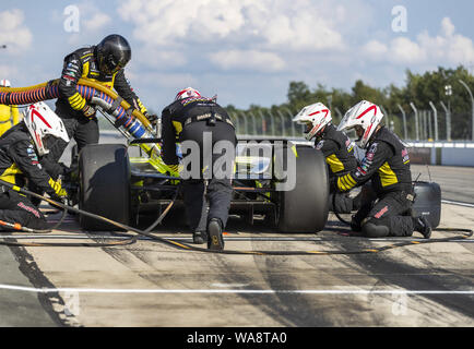 Lunga vasca, Pennsylvania, USA. 18 Agosto, 2019. SEBASTIEN BOURDAIS (18) di Le Mans, Francia porta la sua vettura per il servizio durante la alimentazione ABC 500 in Pocono Raceway in stagno lungo Pennsylvania. (Credito Immagine: © Colin J Mayr mola Media/ASP) Foto Stock