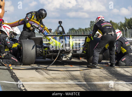 Lunga vasca, Pennsylvania, USA. 18 Agosto, 2019. SEBASTIEN BOURDAIS (18) di Le Mans, Francia porta la sua vettura per il servizio durante la alimentazione ABC 500 in Pocono Raceway in stagno lungo Pennsylvania. (Credito Immagine: © Colin J Mayr mola Media/ASP) Foto Stock