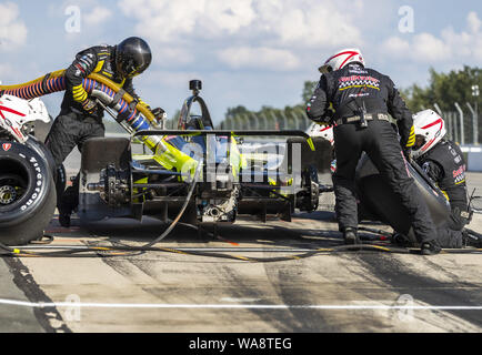 Lunga vasca, Pennsylvania, USA. 18 Agosto, 2019. SEBASTIEN BOURDAIS (18) di Le Mans, Francia porta la sua vettura per il servizio durante la alimentazione ABC 500 in Pocono Raceway in stagno lungo Pennsylvania. (Credito Immagine: © Colin J Mayr mola Media/ASP) Foto Stock