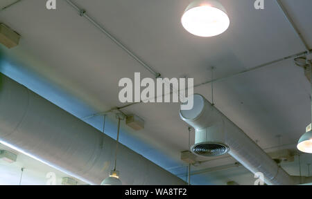 Condotto aria, sistema antincendio automatico sistema di sicurezza. Protezione antincendio e rivelatore. Sistema antincendio. Building Interior concept. Lampada da soffitto luce Foto Stock