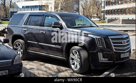 Il Kazakistan, Ust-Kamenogorsk - 26 Giugno, 2019. Automobile Cadillac Escalade nel parcheggio. Foto Stock