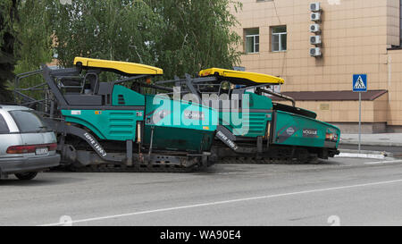 Il Kazakistan, Ust-Kamenogorsk - 22 Maggio, 2019. Attrezzature speciali per la costruzione di strade. Asfaltatrici su parcheggio. Asfalto lastricatore macchina Vogele. Foto Stock