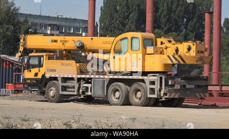 Il Kazakistan, Ust-Kamenogorsk - 18 luglio, 2019. Costruzione Mobile gru idraulica carrello a sito in costruzione. Foto Stock