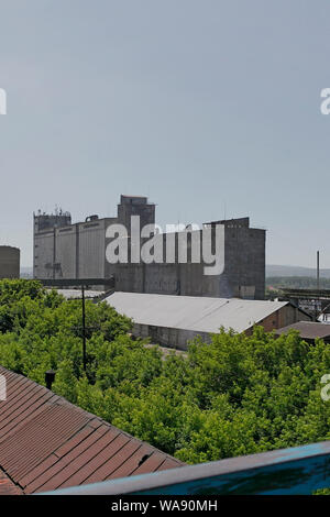 Mattoni vecchi grain store in Ust-Kamenogorsk, Kazakistan. Giugno 2019. Foto Stock