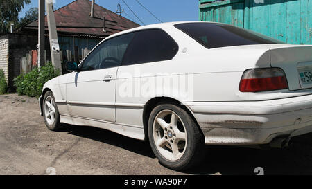 Il Kazakistan, Ust-Kamenogorsk - 26 Giugno, 2019. BMW E36, 3 serie nel parcheggio. Vettura tedesca. Foto Stock