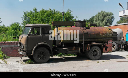 Il Kazakistan, Ust-Kamenogorsk - 26 Giugno, 2019. Vecchia petroliera carburante MAZ 500 nel parcheggio. Abbandonato il carrello. Foto Stock