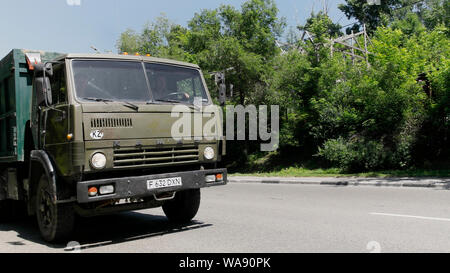 Il Kazakistan, Ust-Kamenogorsk - 26 Giugno, 2019. Carrello KAMAZ sulla strada. Foto Stock