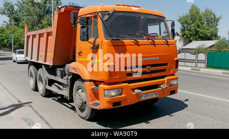 Il Kazakistan, Ust-Kamenogorsk - 26 Giugno, 2019. Carrello KAMAZ sulla strada. Foto Stock