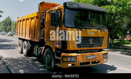 Il Kazakistan, Ust-Kamenogorsk - 26 Giugno, 2019. Autocarro con cassone ribaltabile Steyr sulla strada. Foto Stock