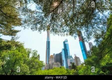 Skyline di Manhattan incorniciato dalla natura. Grattacieli, vista da Central Park. Giornata di sole a New York City Foto Stock