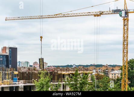 Un frammento della costruzione di un edificio residenziale con una gru da cantiere nel centro di Kiev, in Ucraina. Foto Stock