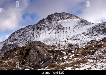 Monte Tryfan nella gamma Glyderau con la neve in inverno, Snowdonia, il Galles del Nord Foto Stock