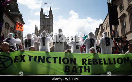 Bagno, Somerset, Regno Unito. Il 17 agosto 2019. Membri del clima gruppo di protesta ribellione di estinzione insieme con centinaia di sostenitori locali prendere parte Foto Stock
