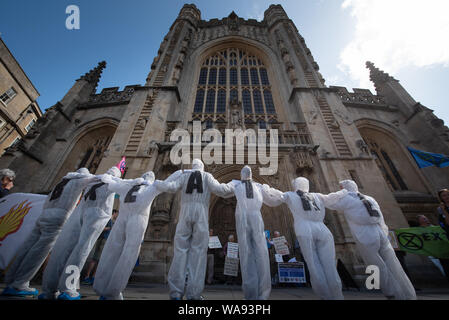 Bagno, Somerset, Regno Unito. Il 17 agosto 2019. Membri del clima gruppo di protesta ribellione di estinzione insieme con centinaia di sostenitori locali prendere parte Foto Stock