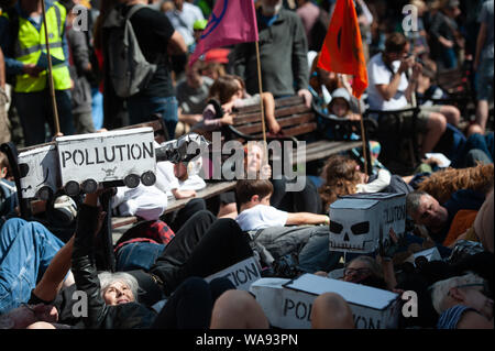 Bagno, Somerset, Regno Unito. Il 17 agosto 2019. Membri del clima gruppo di protesta ribellione di estinzione insieme con centinaia di sostenitori locali prendere parte Foto Stock