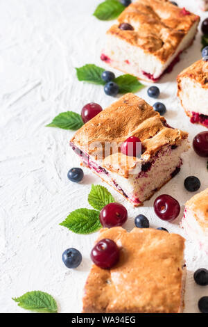 Tradizionale torta russa Charlotte da freschi frutti di bosco Foto Stock