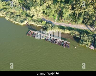 Summertime in un lago con la barca in Ungheria, Europa Foto Stock