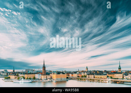 Stoccolma, Svezia. Scenic famosa vista del terrapieno nella Città Vecchia di Stoccolma in estate. Gamla Stan in serata d'estate. Famosa Destinazione popolare Sceni Foto Stock