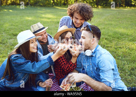 Un gruppo di giovani aventi un picnic nel parco. Foto Stock
