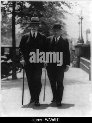 Charles Evans Hughes, 1862-1948, (come ex Segretario di Stato), ritratto a figura intera, passeggiate con il Segretario di Stato, Frank B. Kellogg, vicino al Dipartimento di Stato Foto Stock