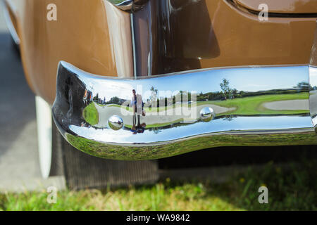 Città di Riga, Repubblica Lettone. Auto retrò partito. Oldtimer automobili al Motor Museum. Urbano vista città. Il 17 agosto 2019. Foto Stock