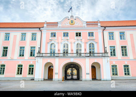 Vista del parlamento estone (Riigikogu) edificio sulla collina di Toompea. Tallinn, Estonia, Europa Foto Stock