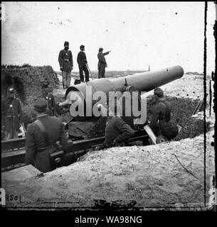 Charleston, Carolina del Sud (vicinanze). Vista della batteria Chatfield Morris island con la pistola puntata all Fort Sumter (Fort Putnam e batteria Dahlgren nel lontano sullo sfondo astratto: Selezionato Guerra civile fotografie, 1861-1865 Foto Stock