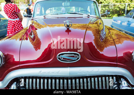 Città di Riga, Repubblica Lettone. Auto retrò partito. Oldtimer automobili al Motor Museum. Urbano vista città. Il 17 agosto 2019. Foto Stock