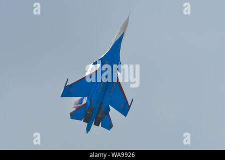 Il Langkawi, Malesia - Mar 29, 2019. Su-30SM jet da combattimento appartenenti alla federazione cavalieri aerobatic team di dimostrazione di eseguire all'Aeroporto di Langkawi (L Foto Stock