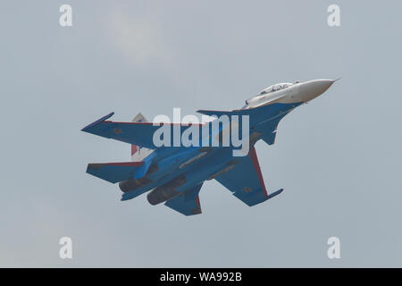 Il Langkawi, Malesia - Mar 29, 2019. Su-30SM jet da combattimento appartenenti alla federazione cavalieri aerobatic team di dimostrazione di eseguire all'Aeroporto di Langkawi (L Foto Stock