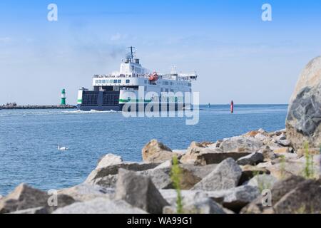 Rostock, Germania 06. Agosto 2019: impressioni Warnemuende - 06.08.2019 La Scandlines traghetto ibrido Berlino, lasciando il porto di WarnemÃ nde / Warnemuende., a destra la Gruen - Weisse Westmolenfeuer. | Utilizzo di tutto il mondo Foto Stock