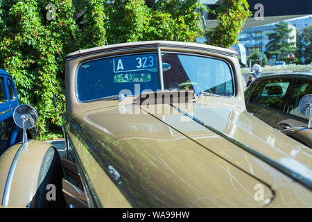 Città di Riga, Repubblica Lettone. Auto retrò partito. Oldtimer automobili al Motor Museum. Urbano vista città. Il 17 agosto 2019. Foto Stock