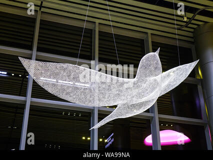 Singapore - Mar 28, 2019. Uccello di illuminazione per decorazioni al Terminal 4 dell'Aeroporto Changi (SIN). Il terminale 4 ha inaugurato ufficialmente nel mese di ottobre 2017. Foto Stock