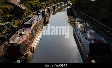 WARWICK, Regno Unito - 12 MAGGIO 2019: Barche strette ormeggiate sul Canal Grande Union all'alba Foto Stock