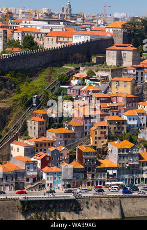 Il Portogallo cityscape di Oporto Porto da Vila Nova de Gaia Mosteiro da Serra do Pilar monastero su Rio lungo il fiume Douro parete città Funicolare Guindais dos Foto Stock