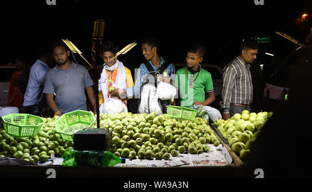 (190819) -- NEW DELHI, 19 Agosto, 2019 (Xinhua) -- persone selezionare di frutta sul mercato di domenica a Nuova Delhi, in India, e il agosto 18, 2019. Molti mercati di notte aperta nei fine settimana di New Delhi, attirando un numero di clienti per i prodotti freschi un prezzo inferiore. (Xinhua/Zhang Naijie) Foto Stock