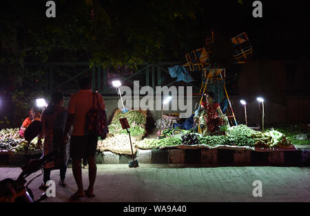 (190819) -- NEW DELHI, 19 Agosto, 2019 (Xinhua) -- persone selezionare le verdure sul mercato di domenica a Nuova Delhi, in India, e il agosto 18, 2019. Molti mercati di notte aperta nei fine settimana di New Delhi, attirando un numero di clienti per i prodotti freschi un prezzo inferiore. (Xinhua/Zhang Naijie) Foto Stock