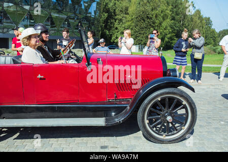 Città di Riga, Repubblica Lettone. Auto retrò partito. Oldtimer automobili al Motor Museum. Urbano vista città. Il 17 agosto 2019. Foto Stock