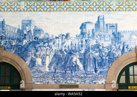 Portogallo Porto Porto Estação ferroviária de Sao Bento stazione inaugurata 1916 azulejo piastrelle da Jorge Colaço capolinea principale stazione treni atrium Foto Stock