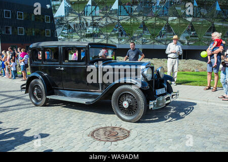 Città di Riga, Repubblica Lettone. Auto retrò partito. Oldtimer automobili al Motor Museum. Urbano vista città. Il 17 agosto 2019. Foto Stock